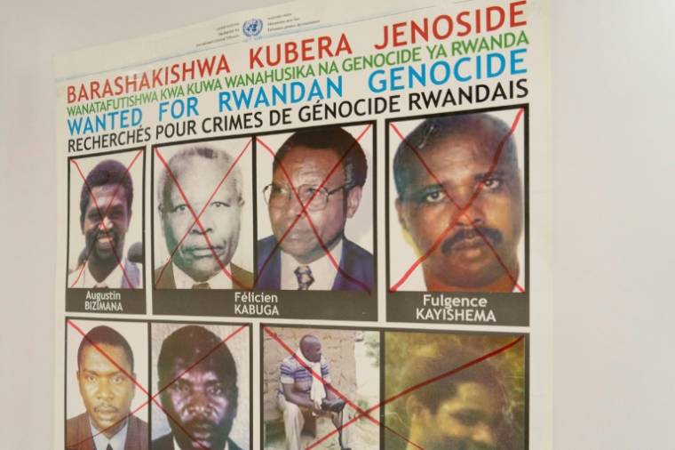 Fulgence Kayishema sur une affiche des suspects recherchés pour génocide, le 25 mai 2023 à Kigali ( AFP / Mariam KONE )