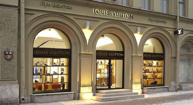 Le titre du groupe de luxe gagne 55% sur un an. (© LVMH)