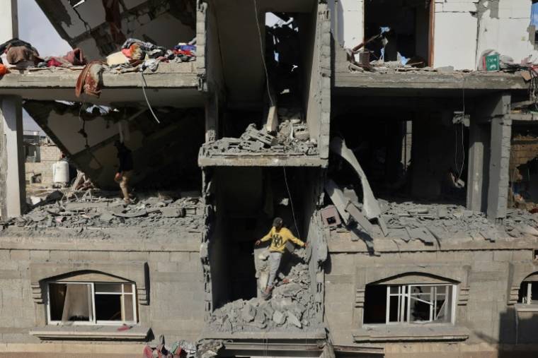 Un jeune palestinien à l'intérieur d'un immeuble détruit par un bombardement israélien à Rafah, dans le sud de la bande de Gaza, le 7 mai 2024 ( AFP / - )