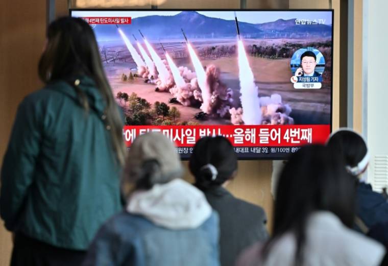 Des images d'archives d'un tir de missiles nord-coréens, sur un écran de télévision dans une gare de Séoul le 22 avril 2024 ( AFP / Jung Yeon-je )