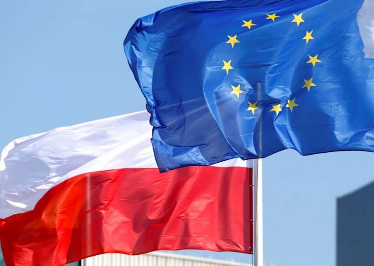 W rafinerii Orlen w Możejkach powiewają flagi UE i Polski
