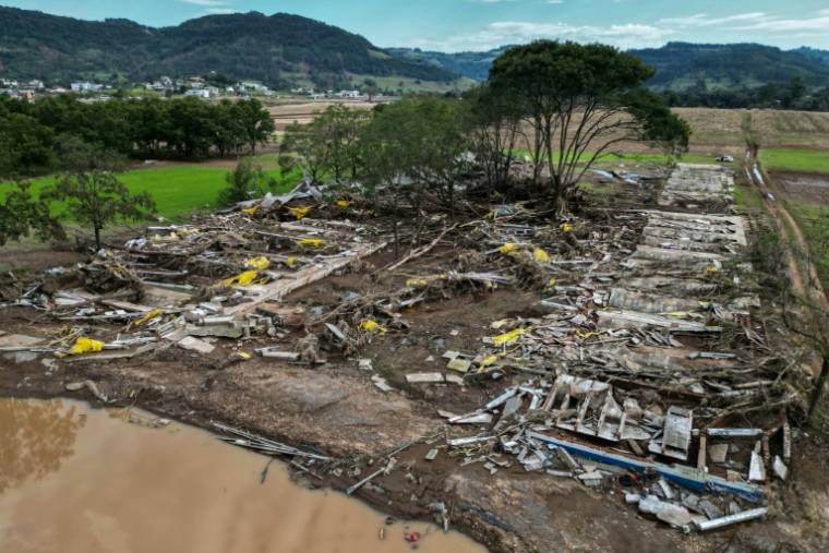 Vue aérienne de Granja Kunz, la ferme porcine détruite par les inondations de la rivière Forqueta, à Travesseiro, dans le Rio Grande do Sul State, au Brésil, le 21 mai 2024 ( AFP / Nelson ALMEIDA )