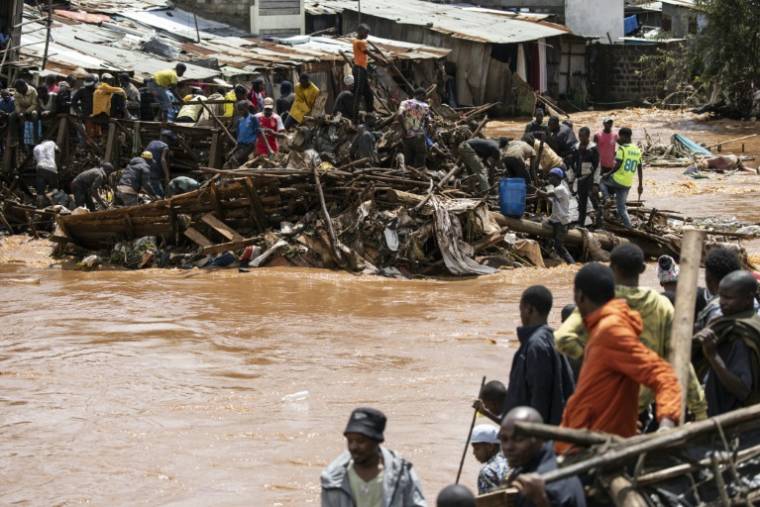 Des habitants du bidonville de Mathare se tiennent près de leurs maisons détruites par les pluies diluviennes tombées sur Nairobi, au Kenya, le 24 avril 2024 ( AFP / SIMON MAINA )