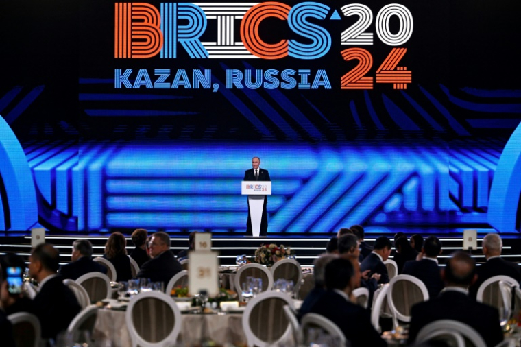 Le président russe Vladimir Poutine à la tribune lors des Brics à Kazan, en Russie, le 23 octobre 2024 ( POOL / Alexander NEMENOV )