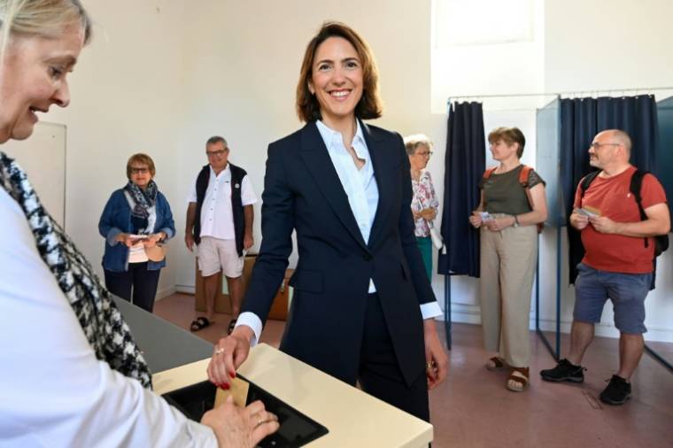 La candidate de la majorité aux élections européennes Valérie Hayer Valérie Hayer (C) vote aux élections européennes, le 9 juin 2024 à Laval ( AFP / Sebastien SALOM-GOMIS )