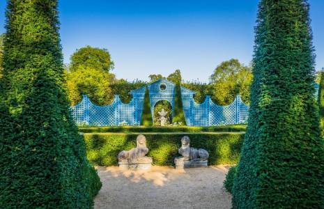 Laissez-vous séduire par Ainay-le-Vieil, un château médiéval du Cher entouré d’une enceinte féodale intacte et de beaux jardins. crédit photo : Shutterstock