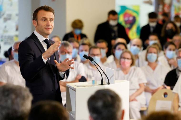Il presidente francese Emmanuel Macron fa gli auguri di buon anno agli operatori sanitari