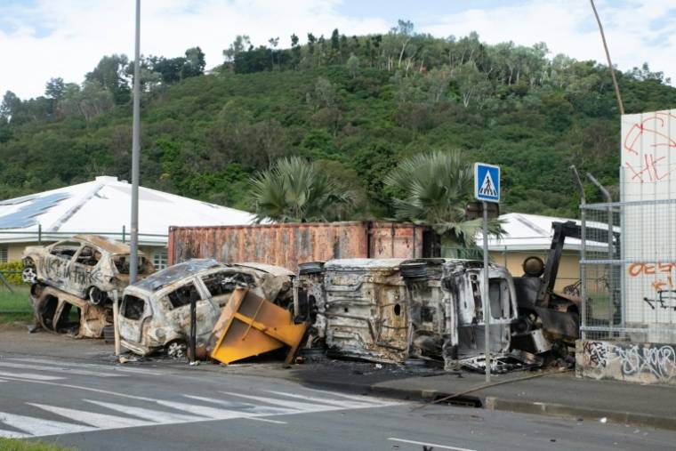 Des voitures incendiées dans le quartier de Montravel, à Nouméa, le 21 mai 2024 en Nouvelle-Calédonie ( AFP / Delphine Mayeur )