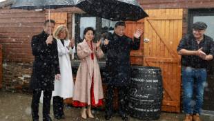 Le président français Emmanuel Macron (à gauche) et sa femme, avec son homologue chinois Xi Jinping et la sienne, applaudissent un petit spectacle pyrénéen traditionnel, devant un restaurant d'altitude au col du Tourmalet, dans les Hautes-Pyrénées, le 7 mai 2024 ( POOL / Aurelien Morissard )