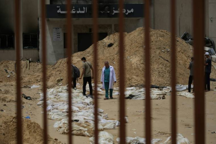 Identification de corps exhumés d'une fosse commune dans le complexe hospitalier Nasser, à Khan Younès, dans le sud de la bande de Gaza, le 25 avril 2024 ( AFP / -/ABC )