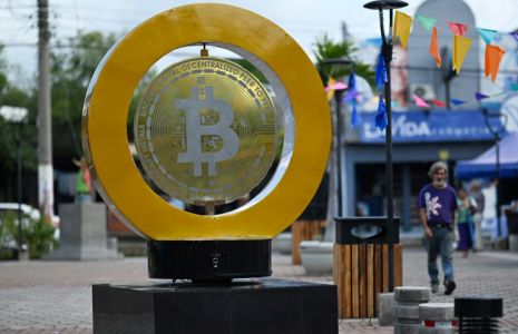 Un monument au bitcoin sur la Place Bitcoin à San Salvador, le 4 septembre 2024 ( AFP / Marvin RECINOS )