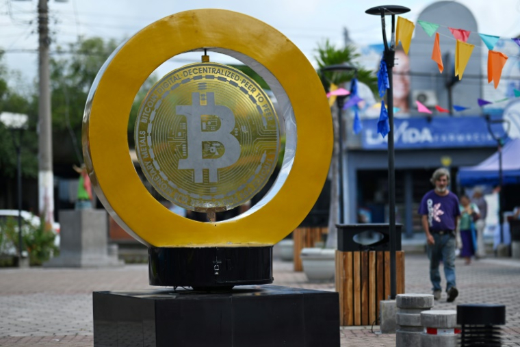 Un monument dédié au bitcoin à Bitcoin Square à San Salvador, le 4 septembre 2024 au Salvador (AFP / Marvin RECINOS)