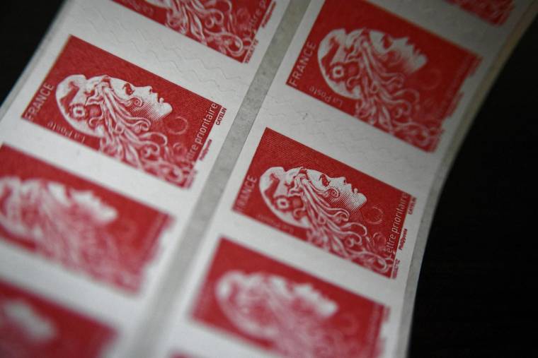 La Poste va remplacer son timbre rouge pour les lettres urgentes distribuées le lendemain par une version dématérialisée ( AFP / VALENTINE CHAPUIS )