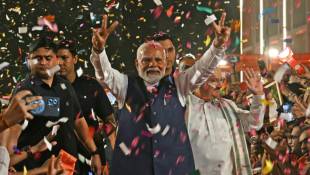Le Premier ministre indien Narendra Modi fait le signe de la victoire en arrivant au siège de son parti, le BJP, le 4 juin 2024 à New Delhi ( AFP / Arun SANKAR )