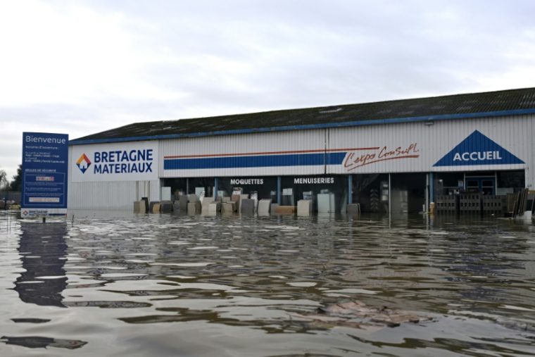 Un magasin Bretagne Matériaux inondé à Redon, en Ille-et-Vilaine, le 31 janvier 2025 ( AFP / Damien MEYER )