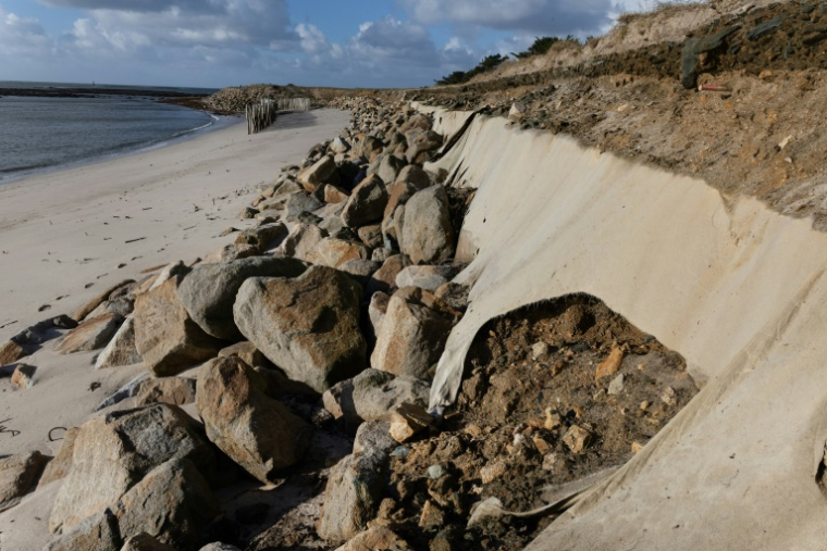 La dune érodée à Treffiagat, dans le Finistère, le 19 décembre 2024 ( AFP / FRED TANNEAU )