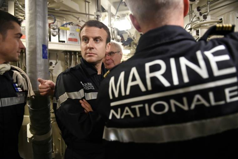 Emmanuel Macron en compagnie du capitaine de vaisseau Jérôme Halle  commandant du SNLE "Le Terrible", lors d'une visite à la salle des missiles du submersible, en mer le 5 octobre 2017 ( POOL / Fred TANNEAU )