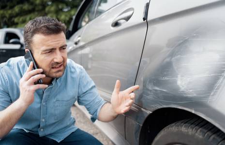 Les conducteurs redoutent souvent d'avoir un accident avec une voiture dont ils ne sont pas propriétaires (Crédit photo : © Paolese – stock.adobe.com)