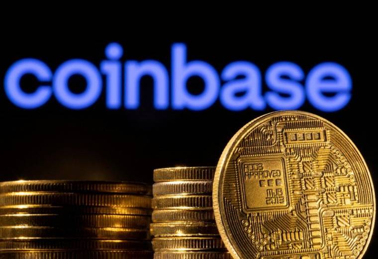 Photo d'illustration d'une représentation de la crypto-monnaie et du logo de Coinbase