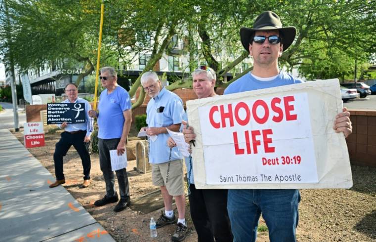Des militants anti-avortement à l'extérieur de la clinique Camelback Family Planning à Phoenix en Arizona, le 18 avril 2024 ( AFP / Frederic J. BROWN )