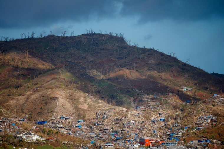 Les dégâts dans la ville de Mamoudzou, capitale de Mayotte après le passage du cyclone Chido sur l'archipel, le 18 décembre 2024 ( AFP / DIMITAR DILKOFF )