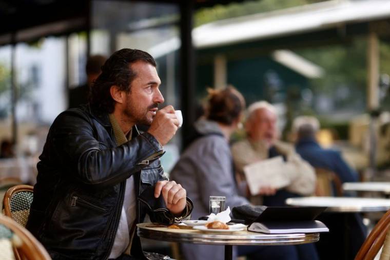 LES PARISIENS PROFITENT À NOUVEAU DES CAFÉS ET CROISSANTS EN TERRASSE