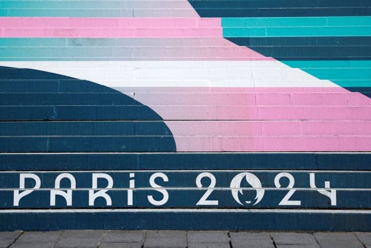 Le logo de Paris 2024 sur les escaliers de la basilique du Sacré-Cœur à Paris