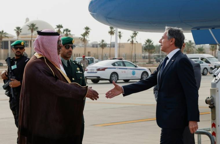 Antony Blinken est accueilli par le directeur des affaires protocolaires du ministère saoudien des Affaires étrangères Mohammed Al-Ghamdi, à Riyad le 29 avril 2024. ( POOL / EVELYN HOCKSTEIN )