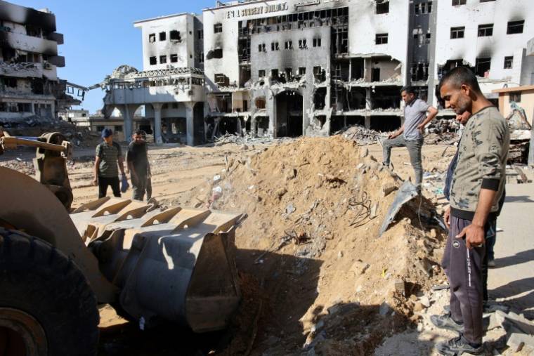 Des personnes recherchent des corps avec un bulldozer  à l'hôpital al-Chifa de la ville de Gaza le 8 mai 2024 ( AFP / - )
