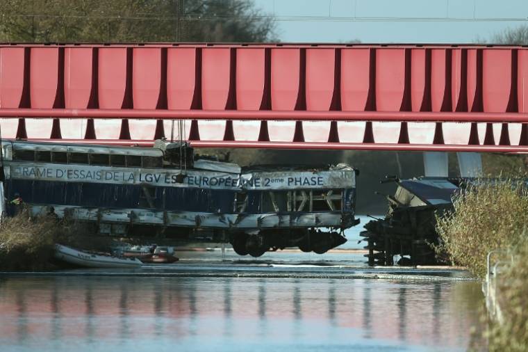 Accident d'une rame d'essais de TGV tombée dans un canal à Eckwersheim, au lendemain de son déraillement, près de Strasbourg, le 15 novembre 2015 dans le Bas-Rhin ( AFP / Frederick FLORIN )