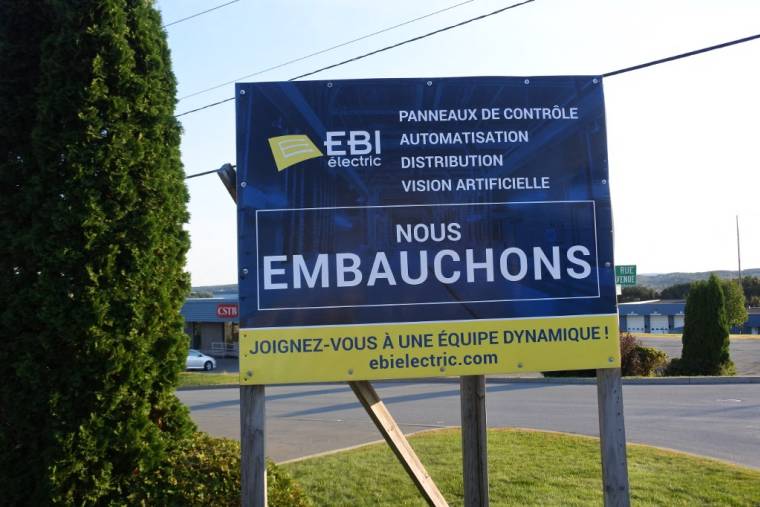 Un panneau d'offre d'emploi à Saint-Georges, au Canada, en 2018. ( AFP / CLEMENT SABOURIN )