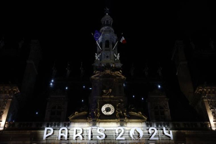 Logo Paris 2024 devant l'hôtel de Ville de Paris