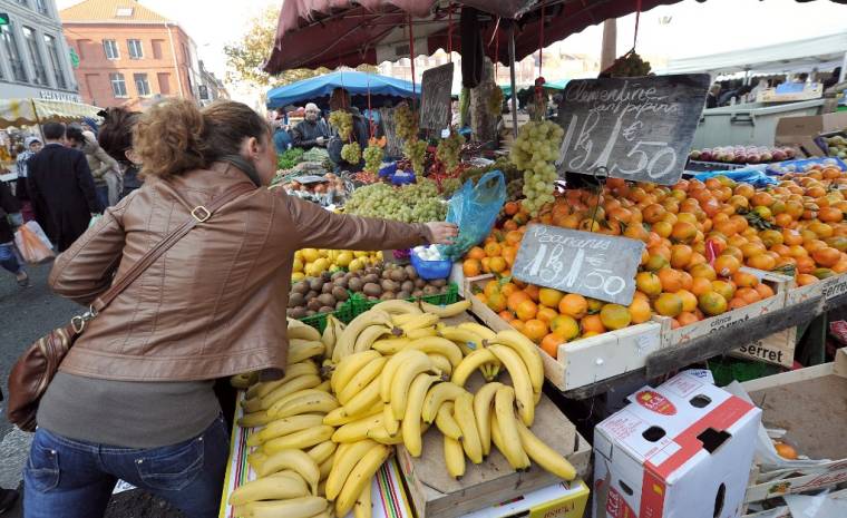 une cliente s'empare de son sac d'achat sur un stand de fruits et légumes, le 20 novembre 2011 sur un marché à Lille. L'indice des prix à la consommation en France, l'un des baromètres de l'inflation, a augmenté de 2% en octobre 2011 par rapport au mois précedent et progressé de 2,3 % sur un an a annoncé le 10 novembre 2011 l'INSEE. AFP PHOTO PHILIPPE HUGUEN (Photo by PHILIPPE HUGUEN / AFP) ( AFP / PHILIPPE HUGUEN )