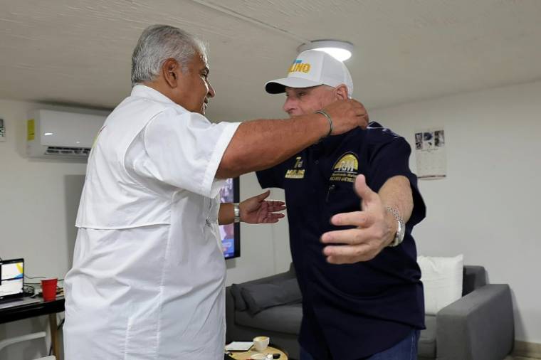 Photo fournie par l'équipe de campagne du candidat présidentiel panaméen José Raúl Mulino le montrant (G) embrassant l'ancien président Ricardo Martinelli (D), réfugié à l'ambassade du Nicaragua à Panama, le 5 mai 2024 ( Jose Raul Mulino's campaign office / - )