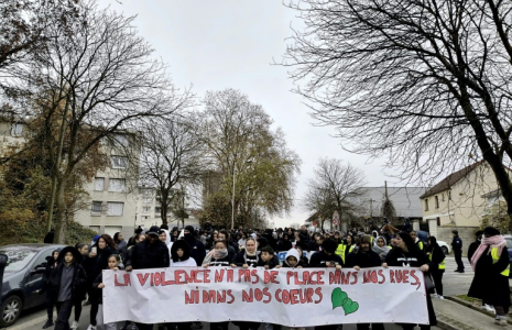 Quelque 350 personnes participent le 1er décembre 2024 à Sarcelles (Val-d'Oise) à une marche en mémoire d'Ali, 17 ans, mortellement poignardé en plein coeur le 12 novembre par un jeune du même âge et de la même ville ( AFP / Laurence BOUTREUX )