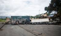 Des voitures brûlées et des pneus sur un barrage à l'entrée du quartier de Montravel à Nouméa, le 21 mai 2024 ( AFP / Delphine Mayeur )