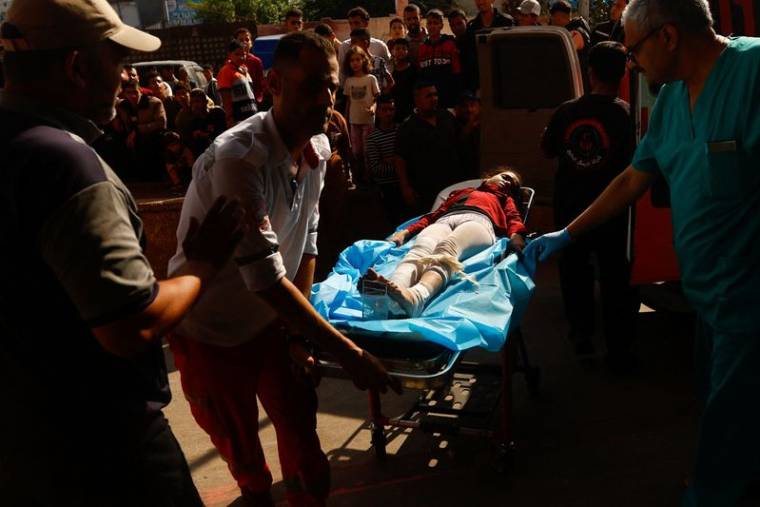 Une enfant palestinienne blessée à la suite de frappes israéliennes est amenée à l'hôpital Nasser à Khan Younis