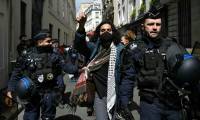 Un manifestant pro-palestiniens escorté par des gendarmes lors de l'évacuation d'un sit-in à Sciences Po Paris, le 3 mai 2024 ( AFP / Miguel MEDINA )