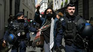 Un étudiant pro-Gaza évacué de Sciences Po Paris, le 3 mai 2024 ( AFP / Miguel MEDINA )