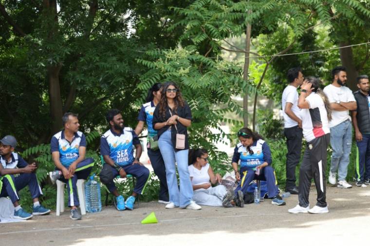Des supporters attendent le début d'un tournoi de cricket sur un parking où l'équipe des "Onze Frères" joue chaque semaine dans la capitale libanaise Beyrouth, le 19 mai 2024 ( AFP / ANWAR AMRO )