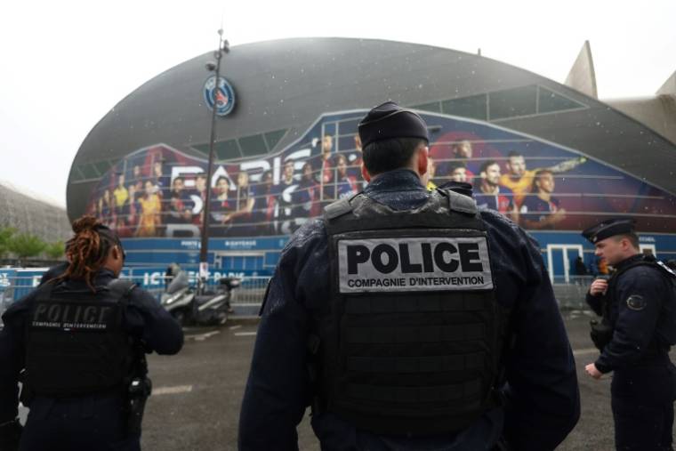 Les forces de l'ordre en patrouille devant le Parc des Princes à la veille du match PSG-Barcelone, le 9 avril 2024  ( AFP / FRANCK FIFE )