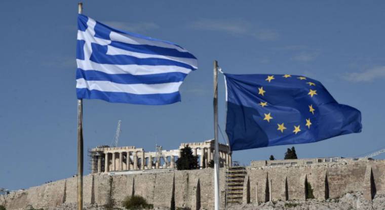 Les drapeaux grec et européen (©Louisa Gouliamaki / AFP)