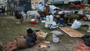 Un Palestinien déplacé attend pour passer dans la partie nord de la bande de Gaza, le 26 janvier 2025 ( AFP / Eyad BABA )