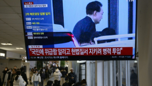 Des images du président sud-coréen déchu Yoon Suk Yeol diffusées sur un écran de télévision dans une station de bus à Séoul, le 15 janvier 2025 ( AFP / ANTHONY WALLACE )