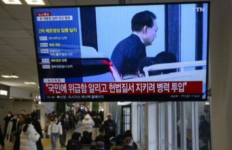 Des images du président sud-coréen déchu Yoon Suk Yeol diffusées sur un écran de télévision dans une station de bus à Séoul, le 15 janvier 2025 ( AFP / ANTHONY WALLACE )