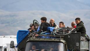 Des réfugiés du Nagorny Karabakh arrivent en Arménie, près de Kornidzor, le 26 septembre 2023 ( AFP / Alain JOCARD )