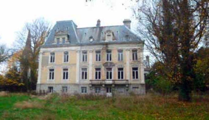 Parmi les biens proposés, ce château du XIXe de 1.100 m2 avec ses dépendances situé dans le Pas-de-Calais. (© DR)