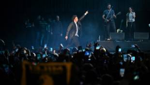 Le président argentin Javier Milei danse sur scène pendant la présentation de son livre, le 22 mai 2024, à Buenos Aires, en Argentine ( AFP / LUIS ROBAYO )