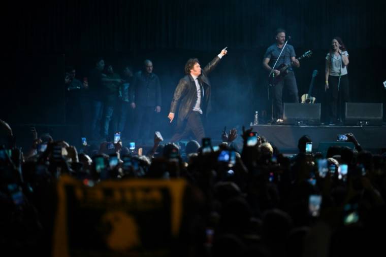 Le président argentin Javier Milei danse sur scène pendant la présentation de son livre, le 22 mai 2024, à Buenos Aires, en Argentine ( AFP / LUIS ROBAYO )