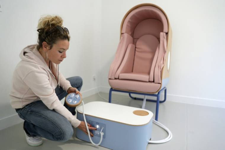 L'éducatrice spécialisée Yuna Wolff prépare le "fauteuil à étreindre" utilisé pour aider les personnes autistes à calmer leur anxiété, à la maison d'accueil "Les Magnolias", le 11 avril 2024 à Ajaccio, en Corse ( AFP / Pascal POCHARD-CASABIANCA )